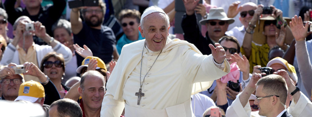 Der Papst winkt bei der Generalaudienz aus dem Papamobil
