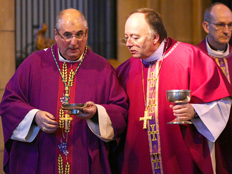 Der Erzbischof von Glasgow, Philip Tartaglia (li.), mit einem Priester