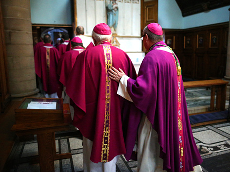Der Erzbischof von Glasgow, Philip Tartaglia, verlässt eine Kirche in Edinburgh