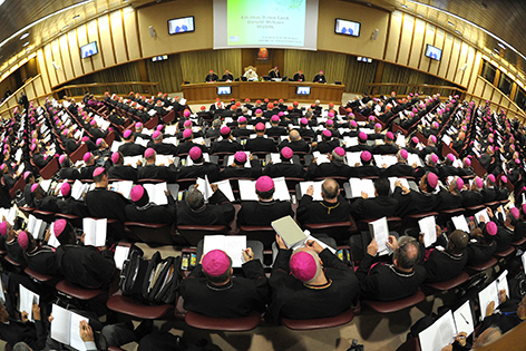 Sitzungssaal mit vielen Bischöfen