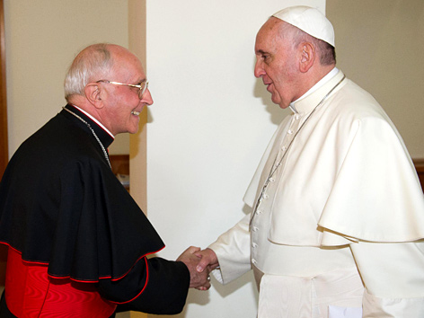 Kardinal Fernando Filoni schüttelt Papst Franziskus die Hand