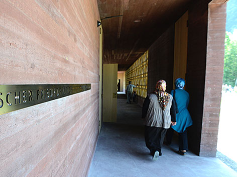 Muslimische Frauen bei der Eröffnung des Islamischen Friedhofs in Altach (Vorarlberg)