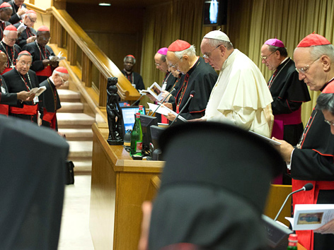 Papst Franziskus und Bischöfe bei der außerordentlichen Synode zu Ehe und Familie im Vatikan
