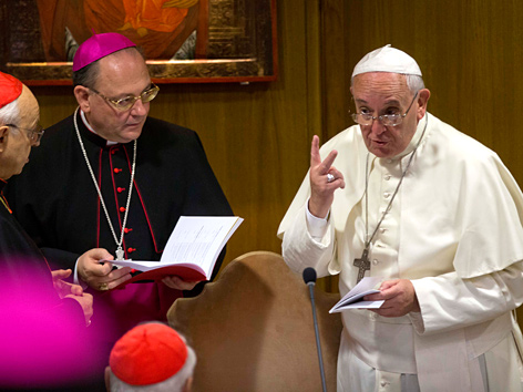 Papst Franziskus und einige Bischöfe bei der Bischofssynode zu Familie und Ehe