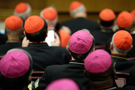 Bischöfe und Kardinäle in der Synodenaula