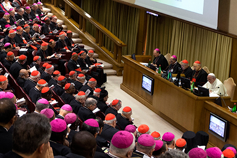 Totalansicht der Synodenaula im Vatikan mit Bischöfen und Kardinälen