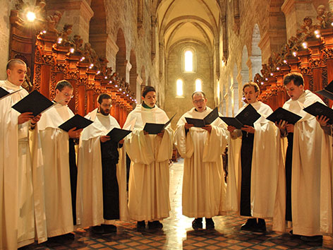 Heiligenkreuzer Zisterziensermönche im Halbkreis beim Singen eines Chorals