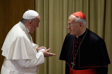 Papst Franziskus im Gespräch mit Kardinal Peter Erdö