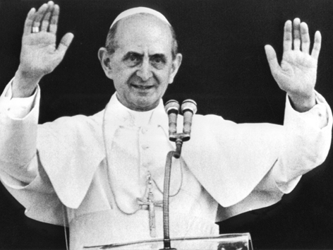 Papst Paul VI. spendet am 11. August 1968 den Segen vom Balkon seiner Sommerresidenz Castelgandolfo