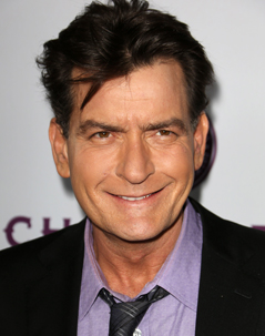 Charlie Sheen lacht