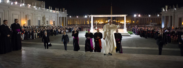 Papst Franziskus winkt auf dem Weg zum Gottesdienst