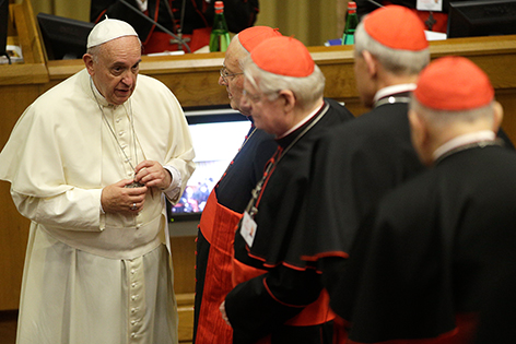 Papst Franziskus im Gespräch mit Kardinälen