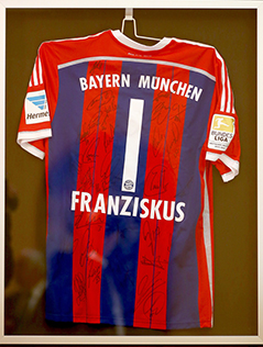 FC-Bayern-Trikot mit der Aufschrift "Franziskus"