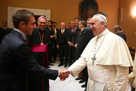 Papst Franziskus und Philipp Lahm schütteln sich die Hände