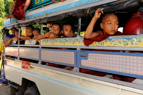 Ein voller Schulbus in Asien