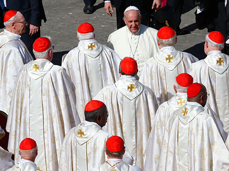Papst Franziskus mit Kardinälen