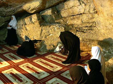 Muslimische Frauen beten in der Felsenmoschee am Tempelberg in Jerusalem