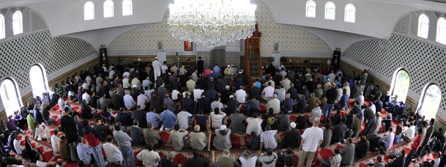 Freitagsgebet in der Moschee beim Hubertusdamm in Wien-Floridsdorf