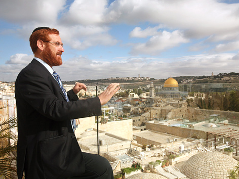 Rabbi Jehuda Glick blickt auf den Tempelberg in Jerusalem, Jänner 2010