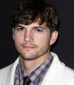 Ashton Kutcher lächelt