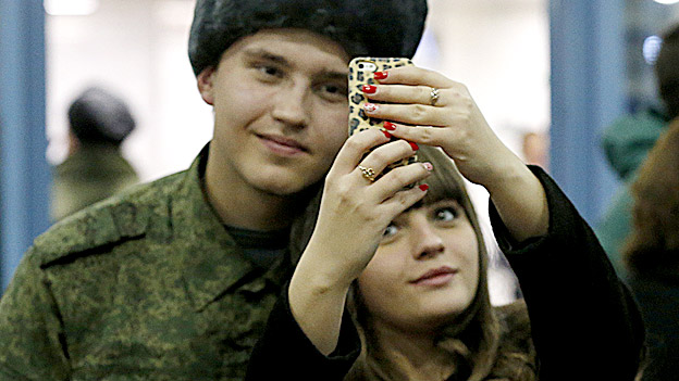 Russisches Paar beim Selfie