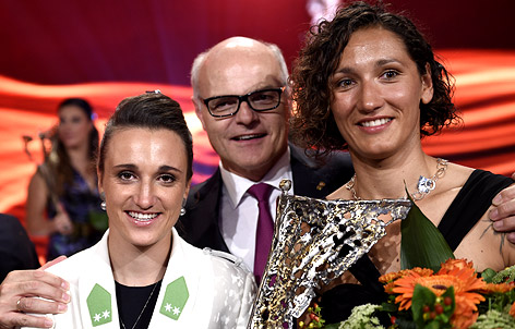 Lara Vadlau und Jolanta Ogar mit ihrer Auszeichnung für die "Mannschaft des Jahres" und ÖOC-Präsident Karl Stoss.