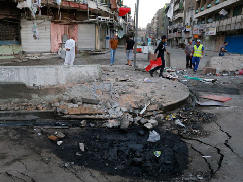Straßenecke in Bagdad nach einem Autobombenanschlag