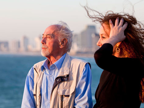 Berthold Kaufmann und Tochter Ruth Yu-Szammer vor der Skyline von Tel Aviv