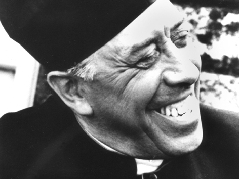 Der französische Schauspieler Fernandel in seiner Glanzrolle als katholischer Priester in dem Film "Don Camillo und Peppone"