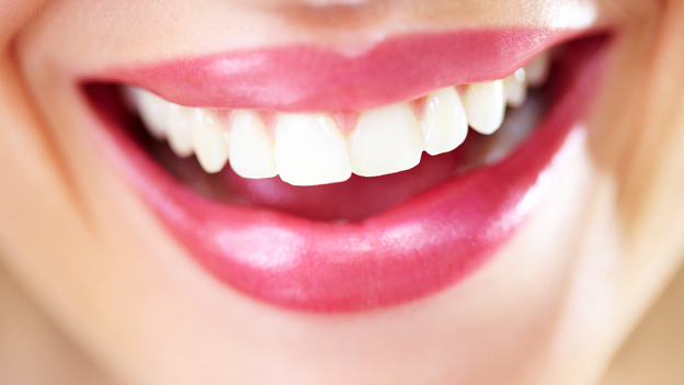 Eine Frau mit strahlend weißen Zähnen