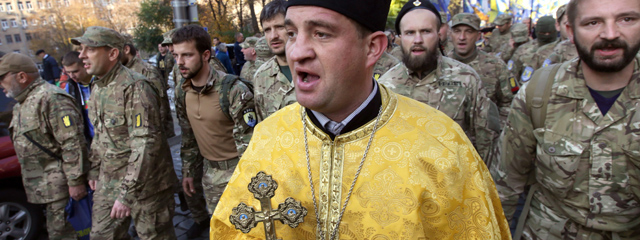 Ein Ukrainischer Priester mit Soldaten