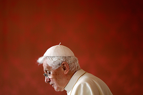 Papst Benedikt XVI. vor einer roten Wand