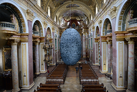 700 Meter schwerer Felsbrocken schwebt in Wiener Jesuitenkirche