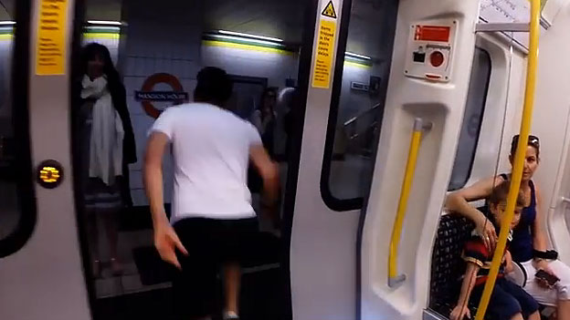 Mann läuft aus U-Bahn raus