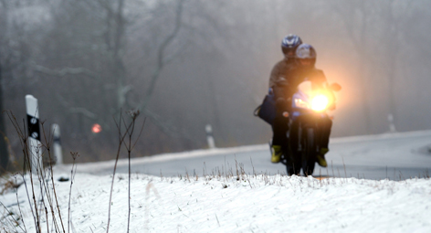 Ein Motorrad auf einer verschneiten Straße