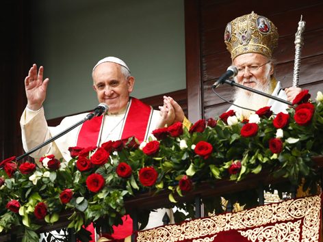 Ppast Franziskus und  Patriarch Bartholomaios I. sprechen zu den Gläubigen