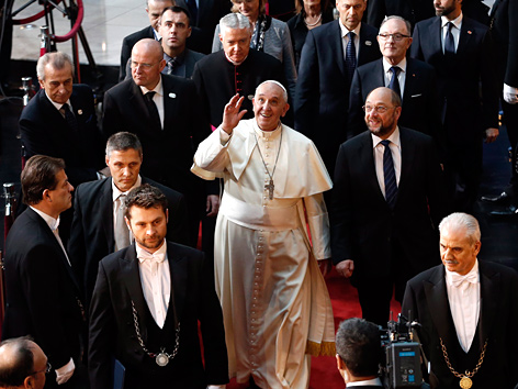 Papst Franziskus mit Europaparlamentspräsident  Martin Schulz vor seiner Rede vor dem Europaparlament