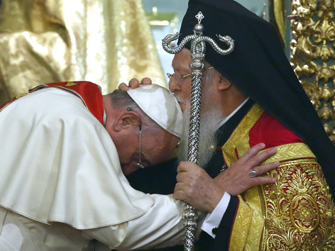 Papst Franziskus wird vom orthodoxen Patriarchen Bartholomäus empfangen