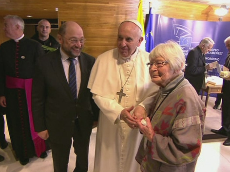 Papst Franziskus mit seiner 97 jährigen Gastmutter
