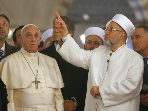 Papst Franziskus lauscht dem Hausherrn  Rahmi Yaran