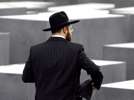 Ein Rabbi geht in Berlin durch das Stelenfeld des Holocaust-Mahnmals