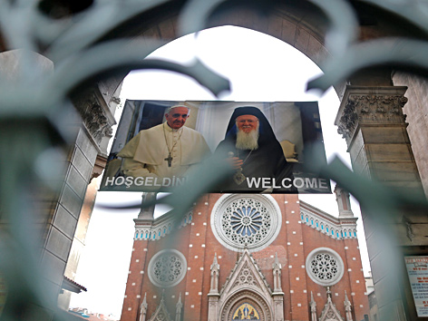 Poster mit Papst Franziskus und Patriarch Bartholomaios I. vor der St.-Antons-Kirche in Istanbul