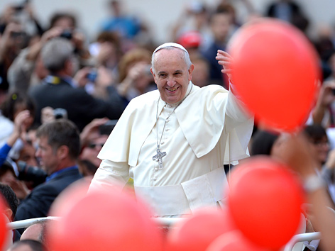 Papst Franziskus winkt einer Menschenmenge zu