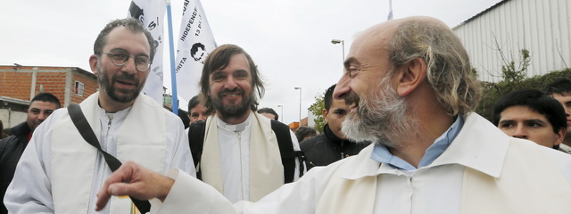 Die Priester Gustavo Carrara (links), Jose Maria Di Paola (Mitte) und Lorenzo de Vedia (rechts)