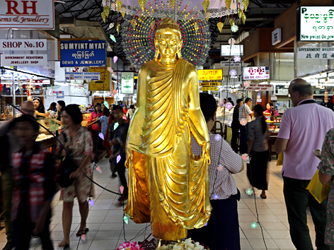 Buddha-Statue in einem Einkaufszentrum in Jangon, Burma (Myanmar)