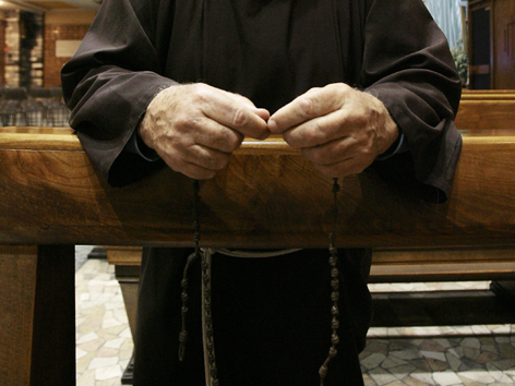 Ein Franziskaner beim Gebet