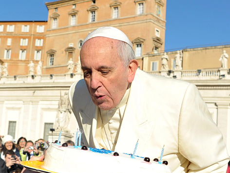 Papst Franziskus bläst die Kerzen auf seiner Geburtstagtorte aus