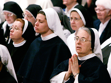 US-amerikanische Ordensfrauen beim Gebet