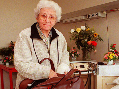 Maria Loley bei ihrer Entlassung aus dem Krankenhaus (1995)