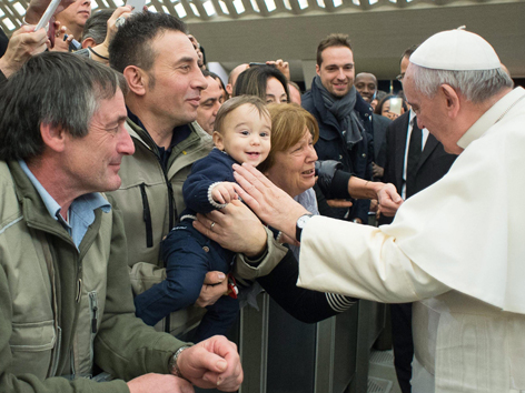 Papst Franziskus segnet die Mitarbeiter des Vatikans und deren Angehörige bei der Weihnachtsaudienz